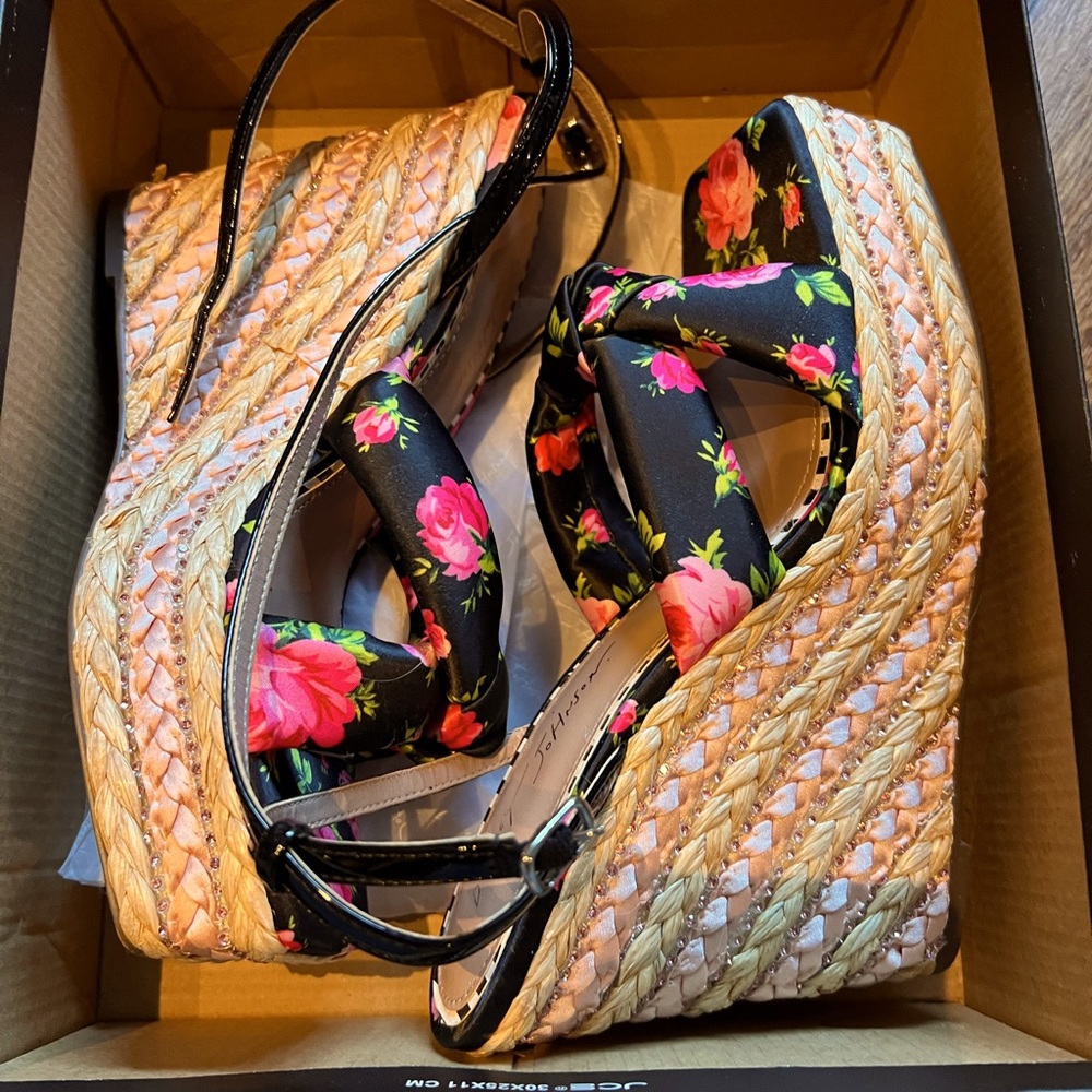 Betsy Johnson Like New Pansy Platform Wedges square toe Sz 9